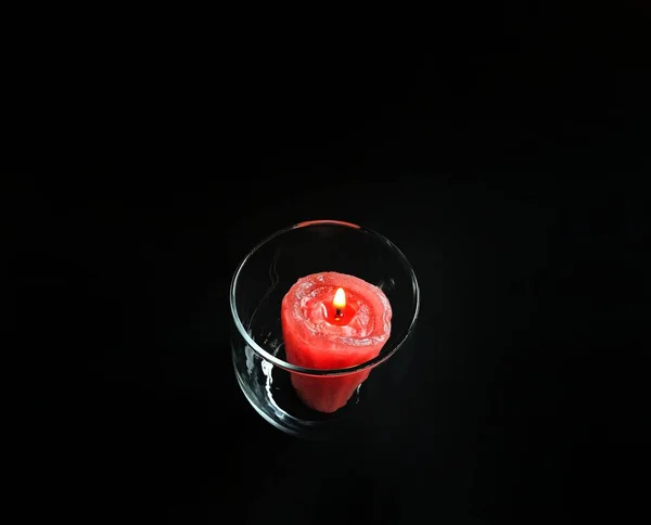 Vela Vermelha Uma Xícara Vidro Fundo Preto Conceito Romântico — Fotografia de Stock