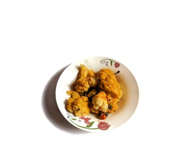 Beyaz arka planda haşlanmış karnabahar yemeği. Tipik Guatemala yemekleri.