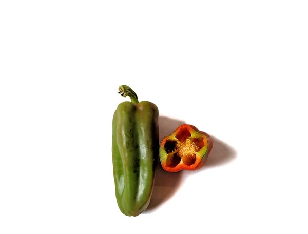 Bell Pepper Halveras Vit Bakgrund Hälsosam Mat — Stockfoto