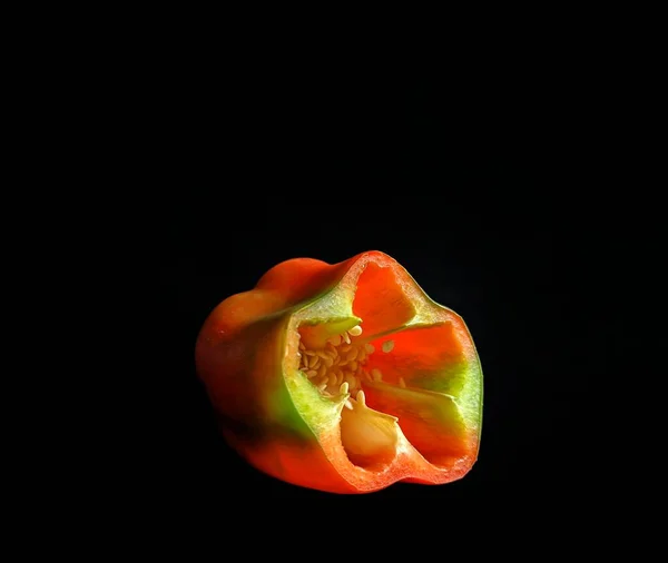 Pimenta Sino Cortada Meio Fundo Preto Conceito Alimentação Saudável — Fotografia de Stock