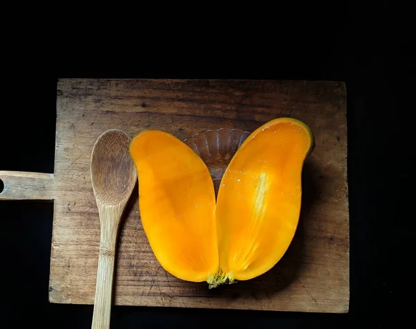 Manga Cortada Meio Tábua Madeira Fruto Típico Guatemala — Fotografia de Stock