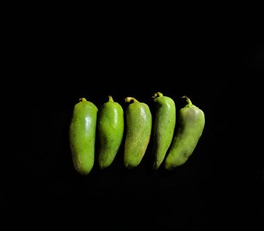 Siyah arka planda Jalapeno biberleri. Tipik Meksika yemekleri