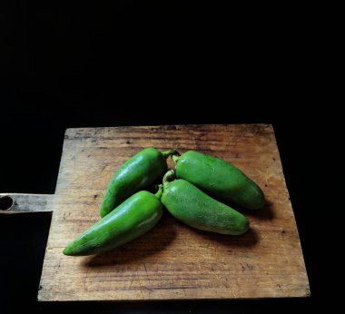 Jalapeno biberleri tahtada. Tipik Meksika yemekleri