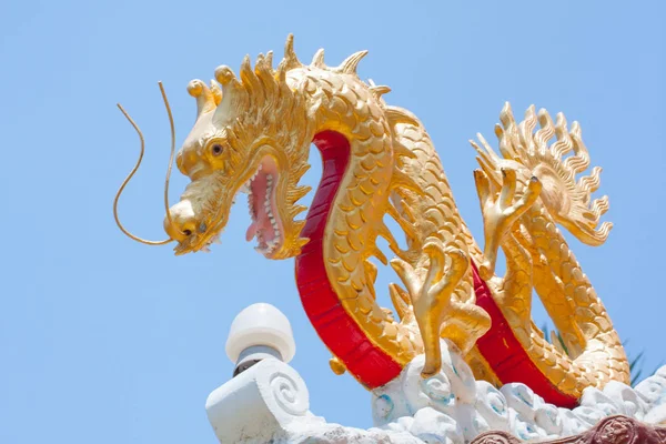 Mavi gökyüzünde Çin tarzı ejderha