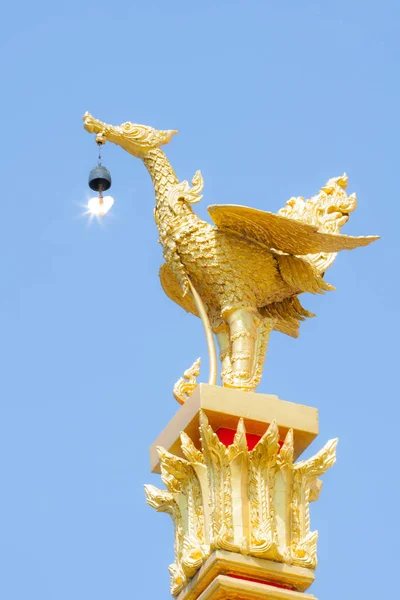 Mavi gökyüzünde altın Kinnari kuş heykeli