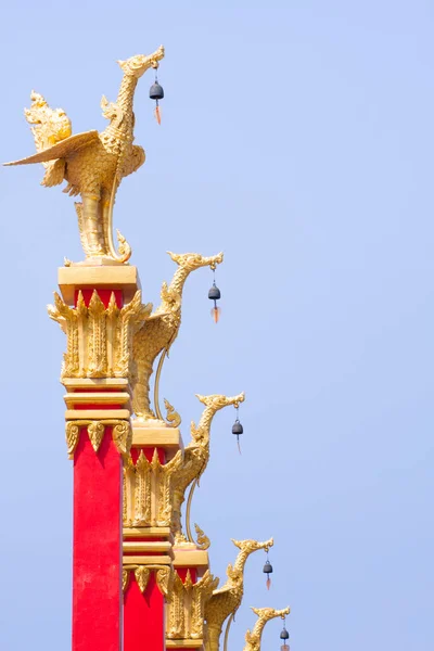 Mavi gökyüzündeki altın kinnari heykeli