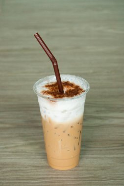 Kahve tozlu buzlu sütlü kahve.