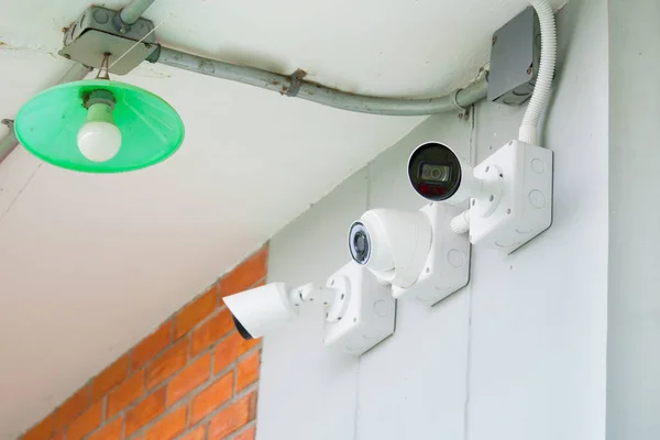 Duvarda güvenlik kamerası var.