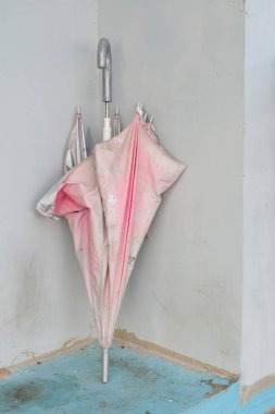 Kırık pembe şemsiye Duvara yaslan