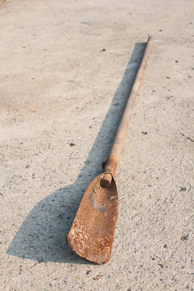 kürekleri yere bırakın.