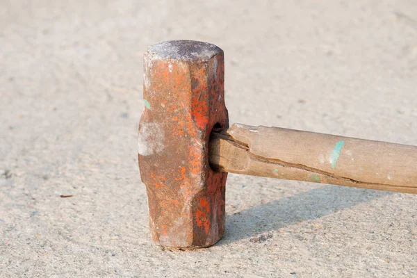 Tahta sopa Sledge Hammer yerde