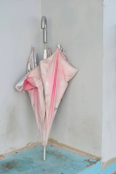 Kırık pembe şemsiye Duvara yaslan