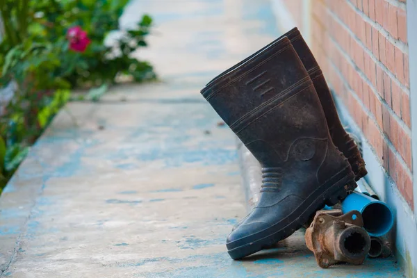 Kirli çamurlu bahçe ayakkabıları.