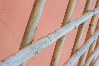 Pembe arkaplan üzerinde bambu çit dokusu