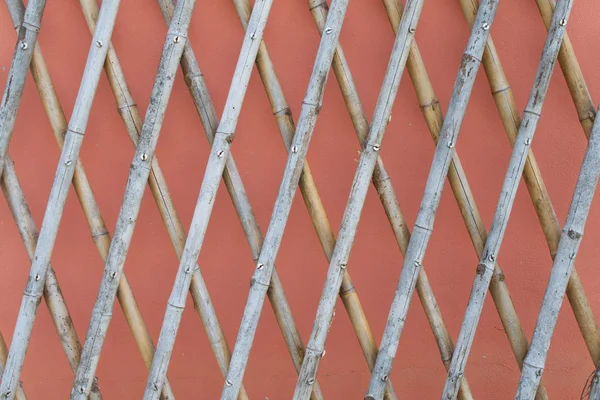 Pembe arkaplan üzerinde bambu çit dokusu