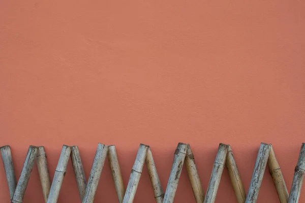 Pembe arkaplan üzerinde bambu çit dokusu
