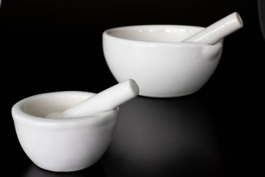 Siyah arka planda izole edilmiş beyaz ilaç havanı