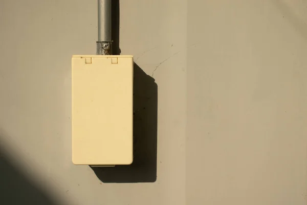 Duvarda elektrik prizi var.