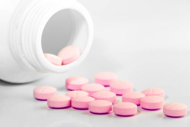 İlaç şişesinden beyaz arka plana dökülmüş.