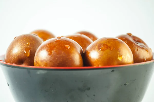 maymun beyaz arka planda olgun jubaları Japon kâsesine uygular