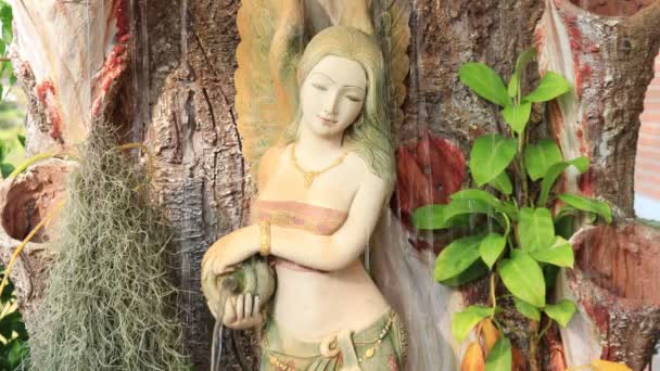 花园瀑布落在天使女神像背景上 — 图库视频影像
