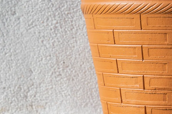 Beyaz duvar arkaplanındaki saksı