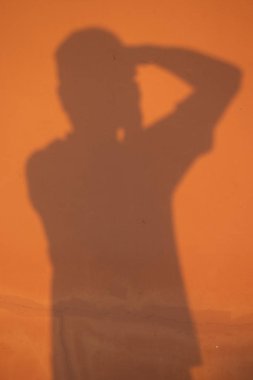 Duvarda siluet fotoğrafçısı