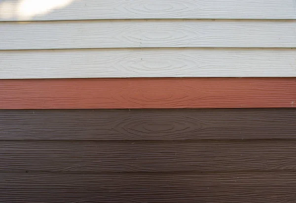 Ahşap duvarın beyaz ve kahverengi rengi