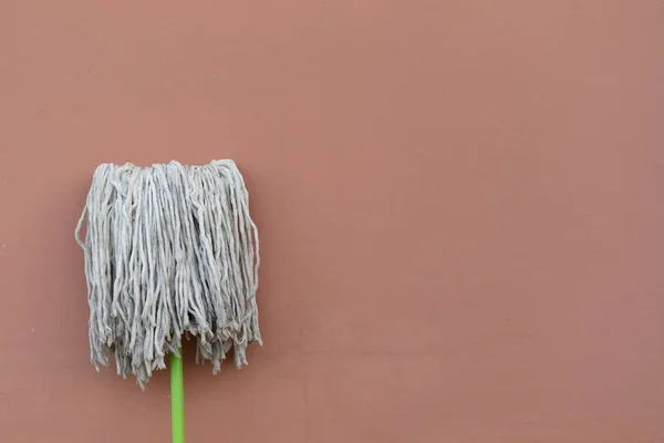 Pembe duvardaki yer paspası