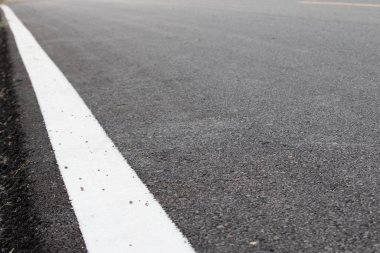 Beyaz kenarlı asfalt yol