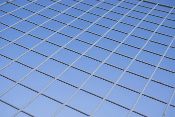 Mavi gökyüzünde asılı bir ağ