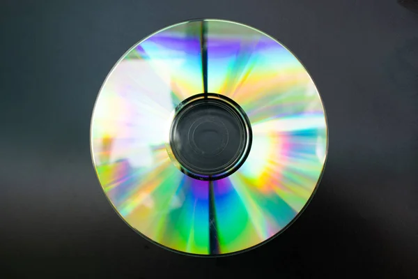 Siyah arkaplan üzerindeki dvd diski