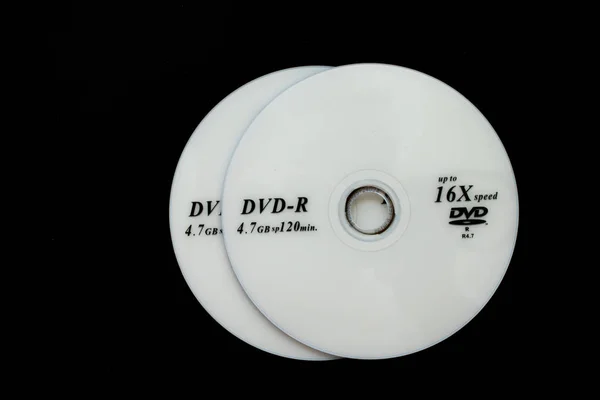Siyah arkaplan üzerindeki dvd diski