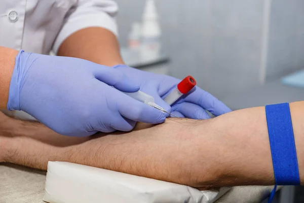 Laboratuvarda kan testleri, donör, test, iğne.