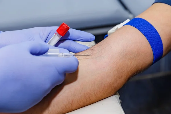 Laboratuvarda kan testleri, donör, laboratuvar için test tüpü, iğne.