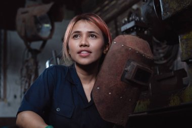 Çeşitli kadın endüstriyel mühendis vardiyadan sonra kask tutuyor genç Asyalı fabrika metal işçisi ara veriyor İspanyol çırak kadın staj eğitimi konusunda yeni beceriler öğreniyor.