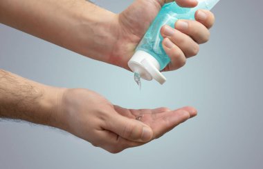 Bakteri ve hastalıkları öldürmek için el temizleyicisi jeli uygulanması - el yıkama ve temizlik hijyenik sabun dezenfektanı - hijyen ve temizlik, antibakteriyel ve Coronavirus konsepti