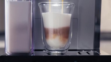 Kahve makinesi sütlü kahve yapar. Bir fincan sıcak cappuccino kahveli kahve makinesi. Sütlü kahve yapan. Gerçek zamanlı görüntüler.