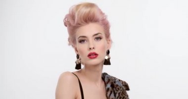 Renkli saçlı güzel bir kadın. Şık saç stili olan bir sarışının portresi. Moda konsepti. Seksi beyaz bir kızın yakın plan yüzü. Kırmızı dudaklı ve akşam makyajlı etkileyici bir kız. Yavaş çekim
