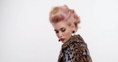Renkli saçlı güzel bir kadın. Şık saç stili olan bir sarışının portresi. Moda konsepti. Seksi beyaz bir kızın yakın plan yüzü. Kırmızı dudaklı ve akşam makyajlı etkileyici bir kız. Yavaş çekim