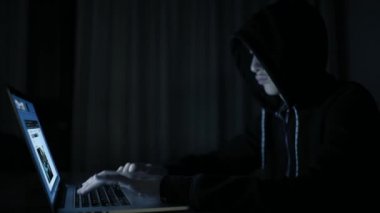 Hacker bilgisayar ağına sızıyor. Karanlık bir odada dizüstü bilgisayarda yazan genç bir adam. Bilgisayarı olan bir bilgisayar korsanı. Soyguncu. Yalnız gençler internette sohbet ediyor. Bilgisayar suçlusu. 4k görüntü.