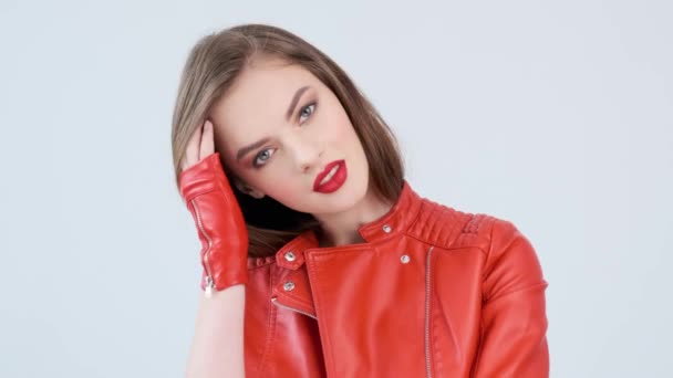 Kırmızı Dudaklı Güzel Bir Genç Kadının Portresi Kırmızı Deri Ceketli — Stok video