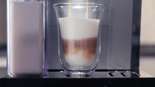 Kahve Makinesi Sütlü Kahve Yapar Bir Fincan Sıcak Cappuccino Kahveli — Stok video