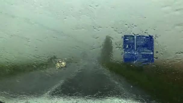 Widok Przedniej Szyby Samochodu Działającymi Wycieraczkami Szyby Podczas Ulewnego Deszczu — Wideo stockowe