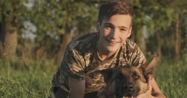 Schäferhund Auf Dem Gras Niedliche Schäferhündin Posiert Der Natur Nahaufnahme — Stockvideo