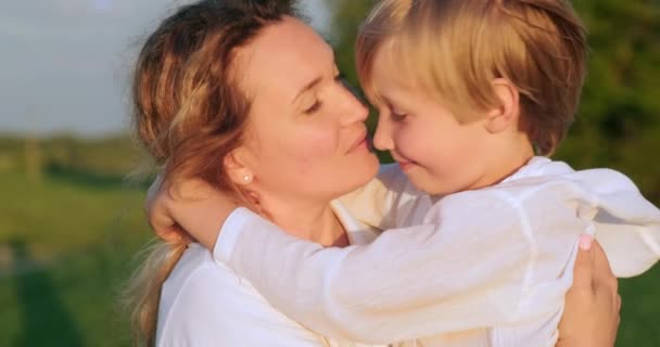 Mãe Feliz Beijando Seu Filho Mãos Andando Prado Verão Mãe — Vídeo de Stock