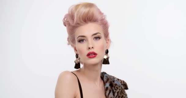 Mulher Bonita Com Cabelo Colorido Retrato Uma Loira Com Penteado — Vídeo de Stock