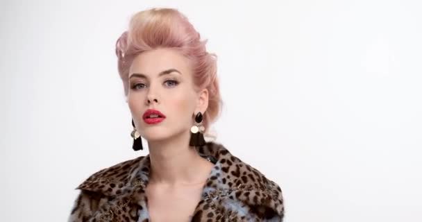 Όμορφη Γυναίκα Στίγματα Γούνα Παλτό Χρωματιστά Μαλλιά Ποζάρουν Πάνω Από — Αρχείο Βίντεο