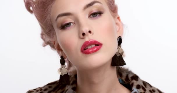 Retrato Cerca Una Rubia Con Labios Rojos Maquillaje Noche Grandes — Vídeo de stock