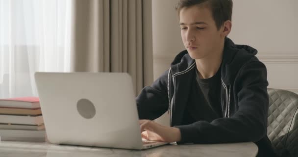 Een Tiener Die Thuis Les Geeft Student Schrijft Het Huiswerk — Stockvideo